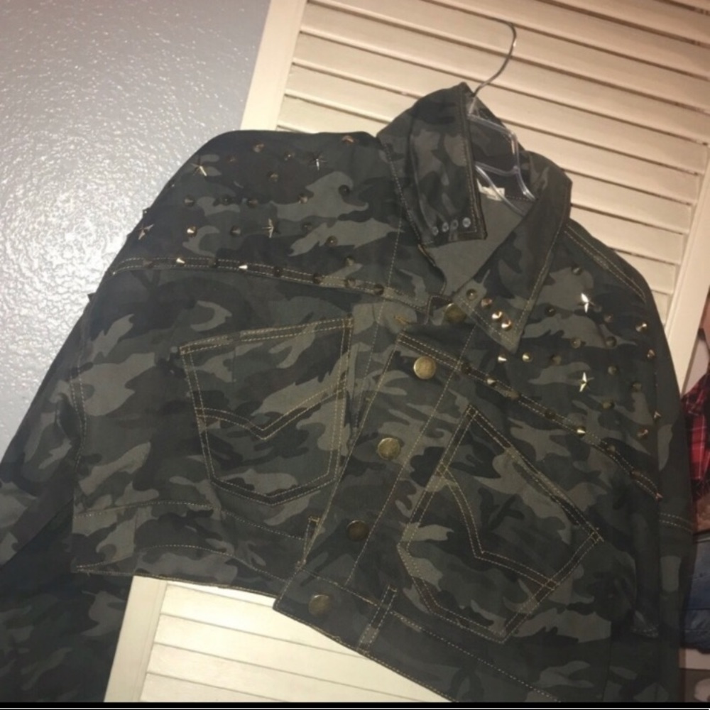 Cropped camo denim jacket